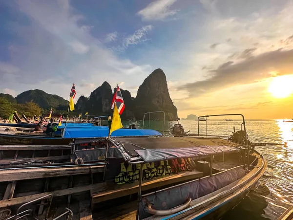 Bateaux Queue Longue Coucher Soleil Sur Plage Railay Krabi Thaïlande — Photo