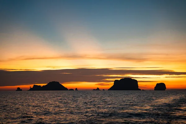 Widok Zachód Słońca Katamaranu Jachtu Krabi Tajlandia Azja Południowo Wschodnia — Zdjęcie stockowe