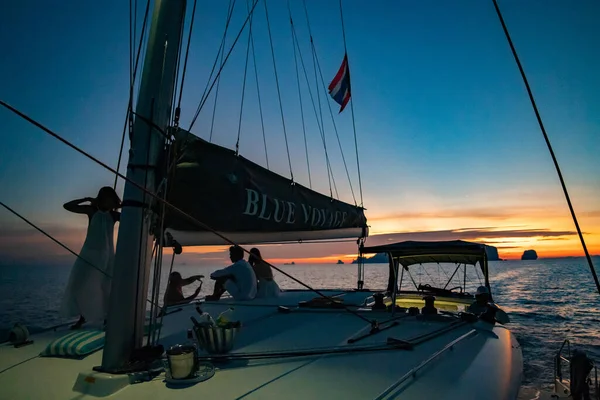 Pôr Sol Vista Catamarã Iate Krabi Tailândia Sudeste Asiático — Fotografia de Stock