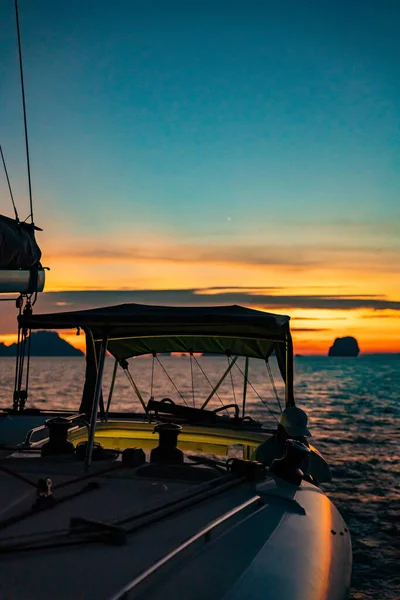 Widok Zachód Słońca Katamaranu Jachtu Krabi Tajlandia Azja Południowo Wschodnia — Zdjęcie stockowe