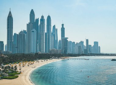 Dubai, BAE 'deki Palm Jumeirah Adası' ndaki gezinti güvertesi ve tramvay raylarından görüntüler. Yüksek kalite fotoğraf