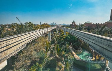 Dubai, BAE 'deki Palm Jumeirah Adası' ndaki gezinti güvertesi ve tramvay raylarından görüntüler. Yüksek kalite fotoğraf