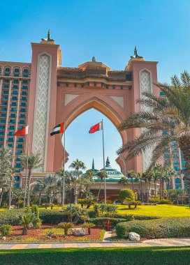 Dubai, BAE 'deki Palm Jumeirah Adası' ndaki gezinti güvertesi ve tramvay raylarından görüntüler. Yüksek kalite fotoğraf