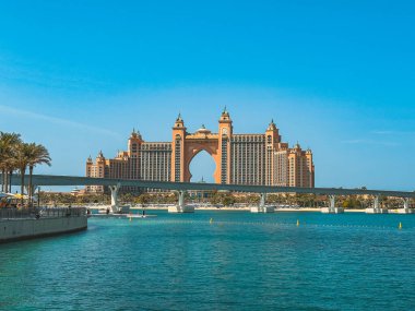 Dubai, BAE 'deki Palm Jumeirah Adası' ndaki gezinti güvertesi ve tramvay raylarından görüntüler. Yüksek kalite fotoğraf