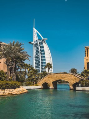 Dubai 'deki Souk Madinat Jumeirah' dan Burj Al Arab 'ın görüntüsü, geleneksel Arap pazarı, BAE. Yüksek kalite fotoğraf