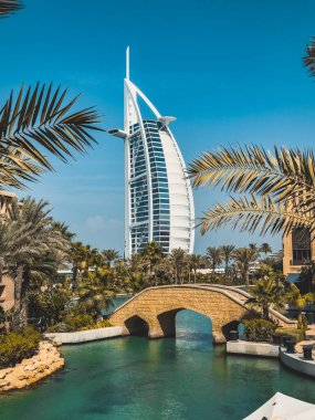 Dubai 'deki Souk Madinat Jumeirah' dan Burj Al Arab 'ın görüntüsü, geleneksel Arap pazarı, BAE. Yüksek kalite fotoğraf