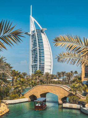 Dubai 'deki Souk Madinat Jumeirah' dan Burj Al Arab 'ın görüntüsü, geleneksel Arap pazarı, BAE. Yüksek kalite fotoğraf