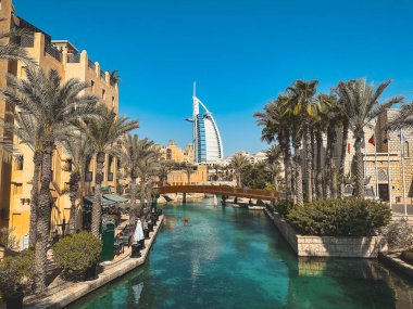 Dubai 'deki Souk Madinat Jumeirah' dan Burj Al Arab 'ın görüntüsü, geleneksel Arap pazarı, BAE. Yüksek kalite fotoğraf