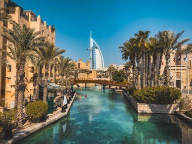 Dubai 'deki Souk Madinat Jumeirah' dan Burj Al Arab 'ın görüntüsü, geleneksel Arap pazarı, BAE. Yüksek kalite fotoğraf