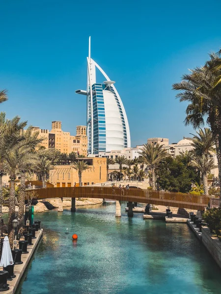 Dubai 'deki Souk Madinat Jumeirah' dan Burj Al Arab 'ın görüntüsü, geleneksel Arap pazarı, BAE. Yüksek kalite fotoğraf