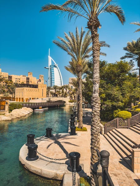 Dubai 'deki Souk Madinat Jumeirah' dan Burj Al Arab 'ın görüntüsü, geleneksel Arap pazarı, BAE. Yüksek kalite fotoğraf