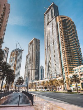 Dubai şehir merkezindeki gökdelenlerin altında, iş ve finans bölgesi, BAE. Yüksek kalite fotoğraf