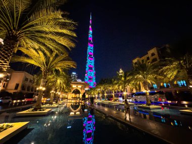 Dubai Şehir Merkezi. BAE 'de palmiye ağaçları ve burj khalifa içeren kare bir yer. Yüksek kalite fotoğraf