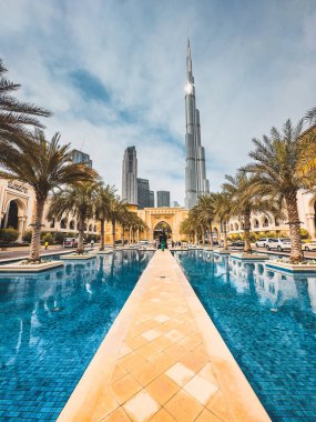 Dubai Şehir Merkezi. BAE 'de palmiye ağaçları ve burj khalifa içeren kare bir yer. Yüksek kalite fotoğraf