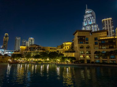 Dubai Şehir Merkezi. BAE 'de palmiye ağaçları ve burj khalifa içeren kare bir yer. Yüksek kalite fotoğraf