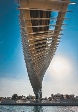 Dubai Su Kanalı Helix Köprüsü, Dubai, BAE 'de su taksisiyle yaya köprüsü. Yüksek kalite fotoğraf