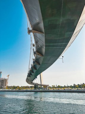 Dubai Su Kanalı Hoşgörü Köprüsü, Dubai, BAE 'de su taksisi ile yaya köprüsü. Yüksek kalite fotoğraf