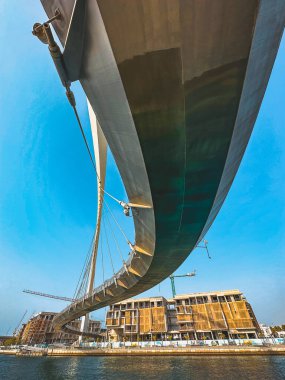 Dubai Su Kanalı Hoşgörü Köprüsü, Dubai, BAE 'de su taksisi ile yaya köprüsü. Yüksek kalite fotoğraf