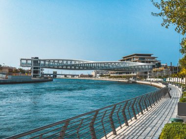 Dubai Su Kanalı Helix Köprüsü, Dubai, BAE 'de su taksisiyle yaya köprüsü. Yüksek kalite fotoğraf
