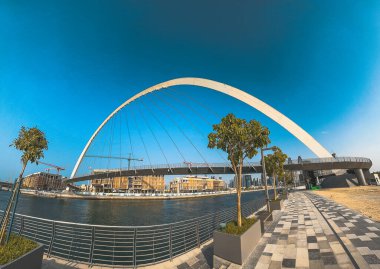 Dubai Su Kanalı Hoşgörü Köprüsü, Dubai, BAE 'de su taksisi ile yaya köprüsü. Yüksek kalite fotoğraf