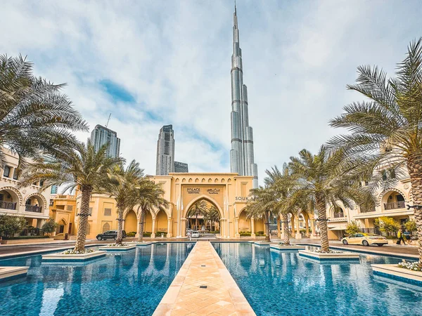 Dubai Şehir Merkezi. BAE 'de palmiye ağaçları ve burj khalifa içeren kare bir yer. Yüksek kalite fotoğraf