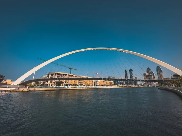 Dubai Water Canal Tolerance Bridge Most Dla Pieszych Taksówką Wodną — Zdjęcie stockowe