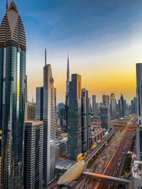 Gün batımında Şeyh Zayed Yolu 'nun Dubai şehir merkezindeki Finansal Merkezi, BAE. Yüksek kalite fotoğraf