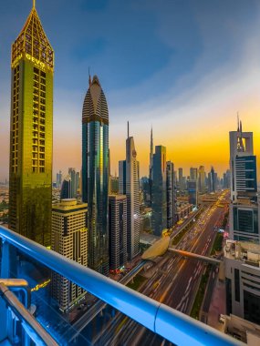 Gün batımında Şeyh Zayed Yolu 'nun Dubai şehir merkezindeki Finansal Merkezi, BAE. Yüksek kalite fotoğraf