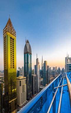 Gün batımında Şeyh Zayed Yolu 'nun Dubai şehir merkezindeki Finansal Merkezi, BAE. Yüksek kalite fotoğraf