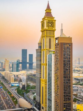 Gün batımında Şeyh Zayed Yolu 'nun Dubai şehir merkezindeki Finansal Merkezi, BAE. Yüksek kalite fotoğraf