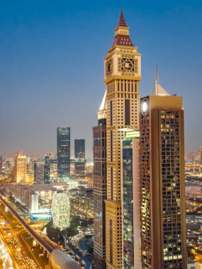 Gün batımında Şeyh Zayed Yolu 'nun Dubai şehir merkezindeki Finansal Merkezi, BAE. Yüksek kalite fotoğraf