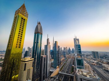 Gün batımında Şeyh Zayed Yolu 'nun Dubai şehir merkezindeki Finansal Merkezi, BAE. Yüksek kalite fotoğraf