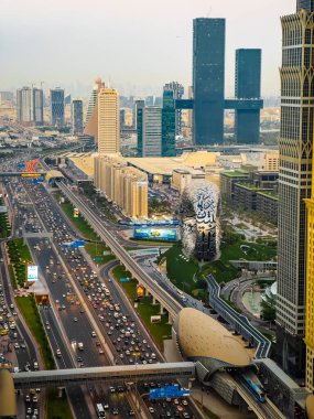 Gün batımında Şeyh Zayed Yolu 'nun Dubai şehir merkezindeki Finansal Merkezi, BAE. Yüksek kalite fotoğraf