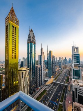 Gün batımında Şeyh Zayed Yolu 'nun Dubai şehir merkezindeki Finansal Merkezi, BAE. Yüksek kalite fotoğraf