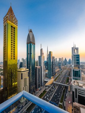 Gün batımında Şeyh Zayed Yolu 'nun Dubai şehir merkezindeki Finansal Merkezi, BAE. Yüksek kalite fotoğraf