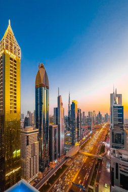 Gün batımında Şeyh Zayed Yolu 'nun Dubai şehir merkezindeki Finansal Merkezi, BAE. Yüksek kalite fotoğraf