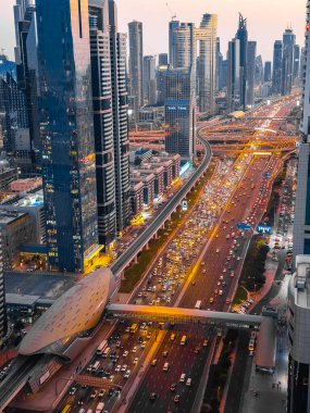 Gün batımında Şeyh Zayed Yolu 'nun Dubai şehir merkezindeki Finansal Merkezi, BAE. Yüksek kalite fotoğraf