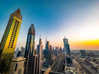 Gün batımında Şeyh Zayed Yolu 'nun Dubai şehir merkezindeki Finansal Merkezi, BAE. Yüksek kalite fotoğraf