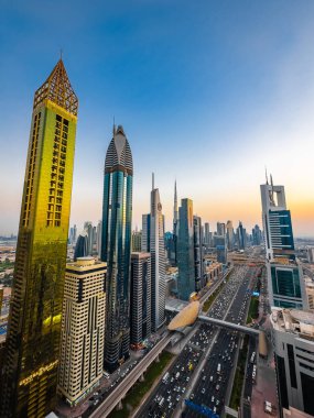 Gün batımında Şeyh Zayed Yolu 'nun Dubai şehir merkezindeki Finansal Merkezi, BAE. Yüksek kalite fotoğraf