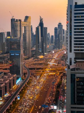 Gün batımında Şeyh Zayed Yolu 'nun Dubai şehir merkezindeki Finansal Merkezi, BAE. Yüksek kalite fotoğraf