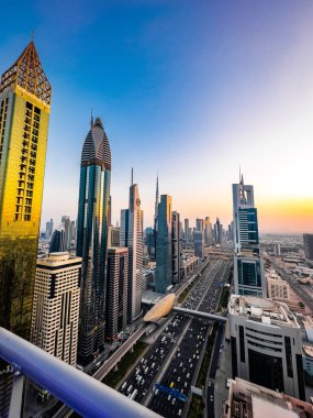 Gün batımında Şeyh Zayed Yolu 'nun Dubai şehir merkezindeki Finansal Merkezi, BAE. Yüksek kalite fotoğraf