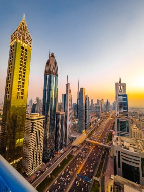 Gün batımında Şeyh Zayed Yolu 'nun Dubai şehir merkezindeki Finansal Merkezi, BAE. Yüksek kalite fotoğraf