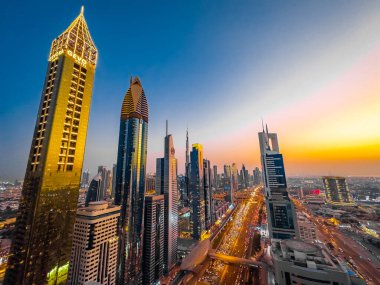 Gün batımında Şeyh Zayed Yolu 'nun Dubai şehir merkezindeki Finansal Merkezi, BAE. Yüksek kalite fotoğraf