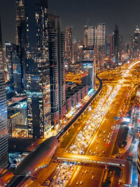 Gün batımında Şeyh Zayed Yolu 'nun Dubai şehir merkezindeki Finansal Merkezi, BAE. Yüksek kalite fotoğraf