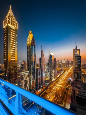 Gün batımında Şeyh Zayed Yolu 'nun Dubai şehir merkezindeki Finansal Merkezi, BAE. Yüksek kalite fotoğraf