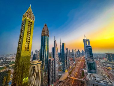 Gün batımında Şeyh Zayed Yolu 'nun Dubai şehir merkezindeki Finansal Merkezi, BAE. Yüksek kalite fotoğraf