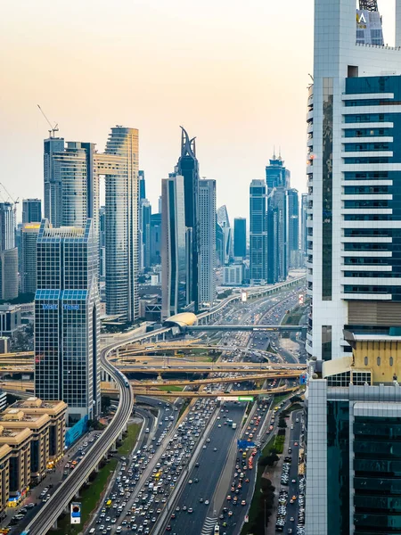 Gün batımında Şeyh Zayed Yolu 'nun Dubai şehir merkezindeki Finansal Merkezi, BAE. Yüksek kalite fotoğraf