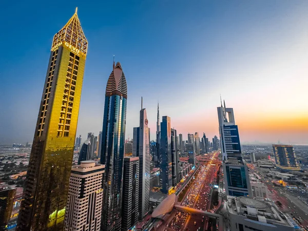 Gün batımında Şeyh Zayed Yolu 'nun Dubai şehir merkezindeki Finansal Merkezi, BAE. Yüksek kalite fotoğraf