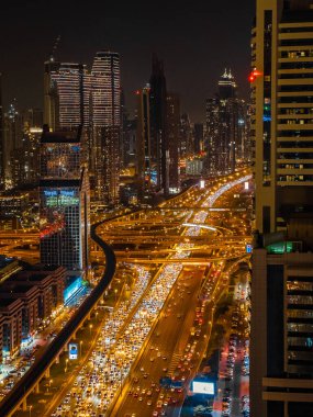 Gün batımında Şeyh Zayed Yolu 'nun Dubai şehir merkezindeki Finansal Merkezi, BAE. Yüksek kalite fotoğraf