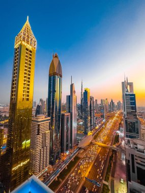 Gün batımında Şeyh Zayed Yolu 'nun Dubai şehir merkezindeki Finansal Merkezi, BAE. Yüksek kalite fotoğraf